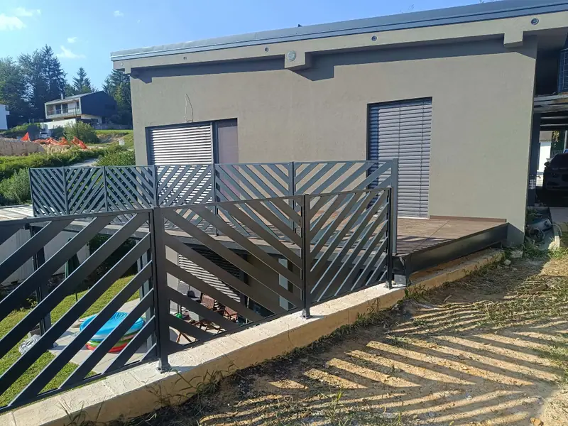 Pogled od strani na teraso z ograjo v obliki ribje kosti